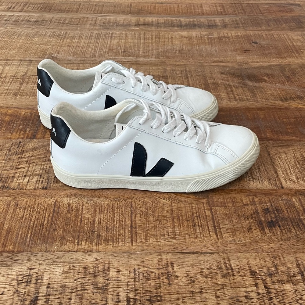 Veja Esplar Low Sneakers - Picture 2 of 8